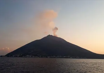 Stromboli Yanardağı'nda patlama! Bölgede büyük panik