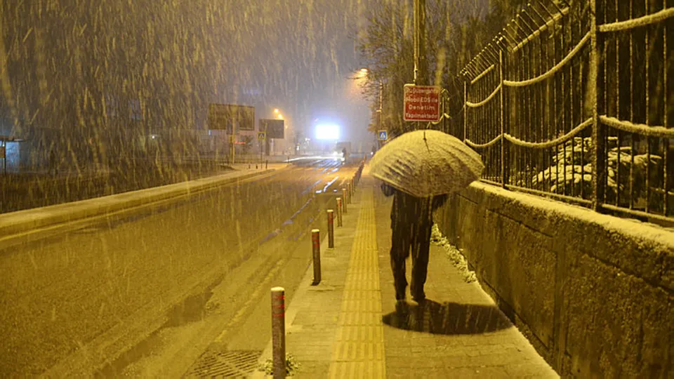 Meteoroloji peş peşe uyardı! İstabul'a kar ne zaman yağacak? Kapıya dayandı... 26 Ocak İstanbul hava durumu