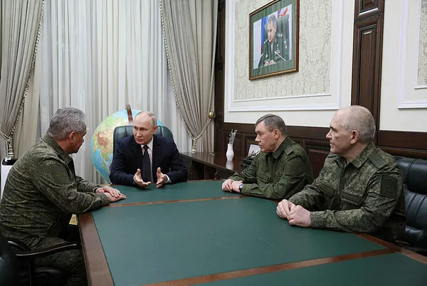 putine-yeni-model-askeri-techizat-tanitildi-1699606369097.jpg Putin'e yeni model askeri teçhizat tanıtıldı - 2