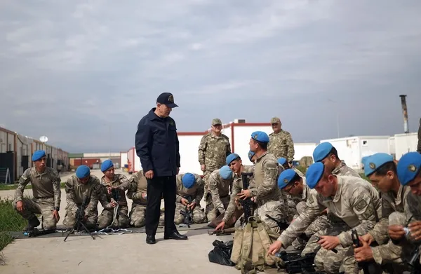 bakan-hulusi-akar-ve-komuta-kademesi-sinirin-sifir-noktasinda-1679904243866.jpeg Bakan Hulusi Akar ve komuta kademesi sınırın sıfır noktasında - 3