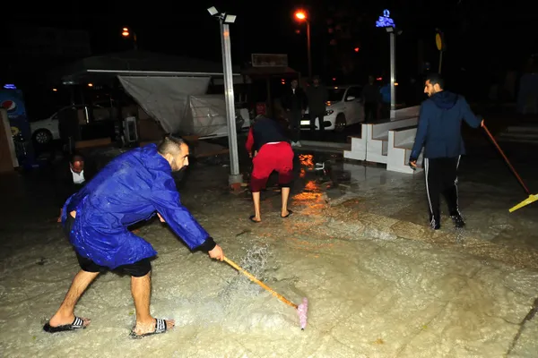 1607915291495.jpg Antalya'da sağanak nedeniyle birçok iş yerini su bastı - 3