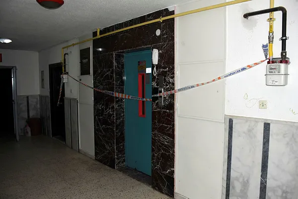 Fazla kişinin bindiği asansör zemine çakıldı: Yaralılar var - 1