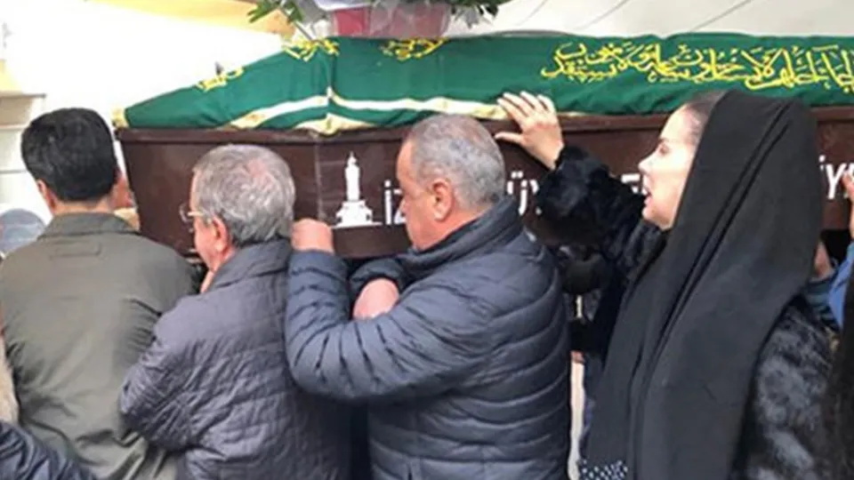 Tuğba Özerk babasını son yolculuğuna uğurladı