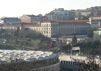 Saldırının olduğu noktaya dev Türk bayrağı