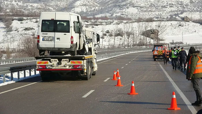Tokat’ta servis aracı devrildi: Bir asker şehit oldu, 3 asker yaralandı