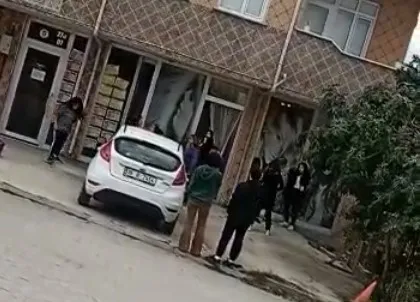 bursada-5-kadin-ters-bakti-diye-birbirlerine-saldirdi-1631278767555.jpg Bursa’da 5 kadın ‘ters baktı’ diye birbirlerine saldırdı - 2