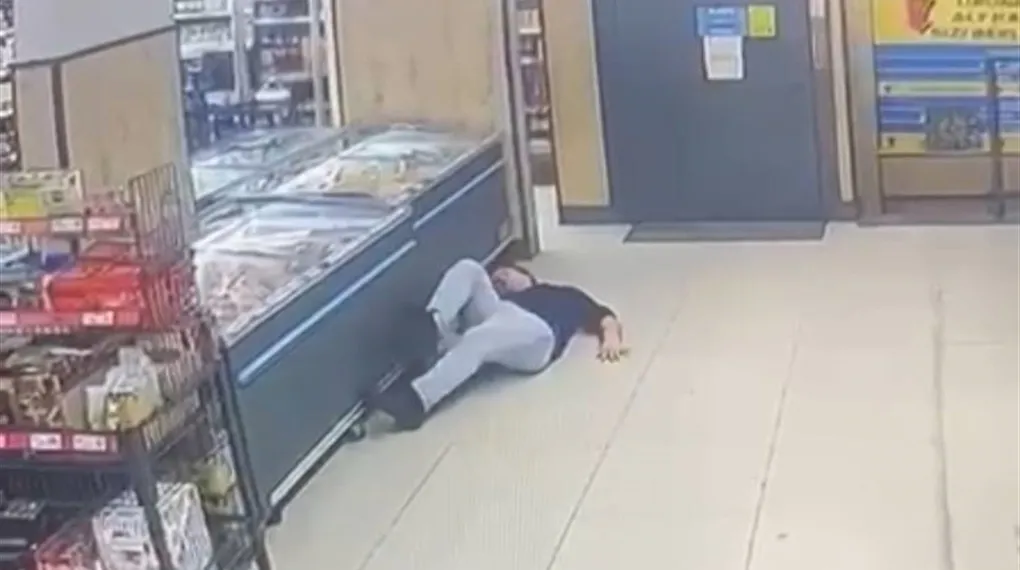 Market çalışanına yumruk atıp kaçan