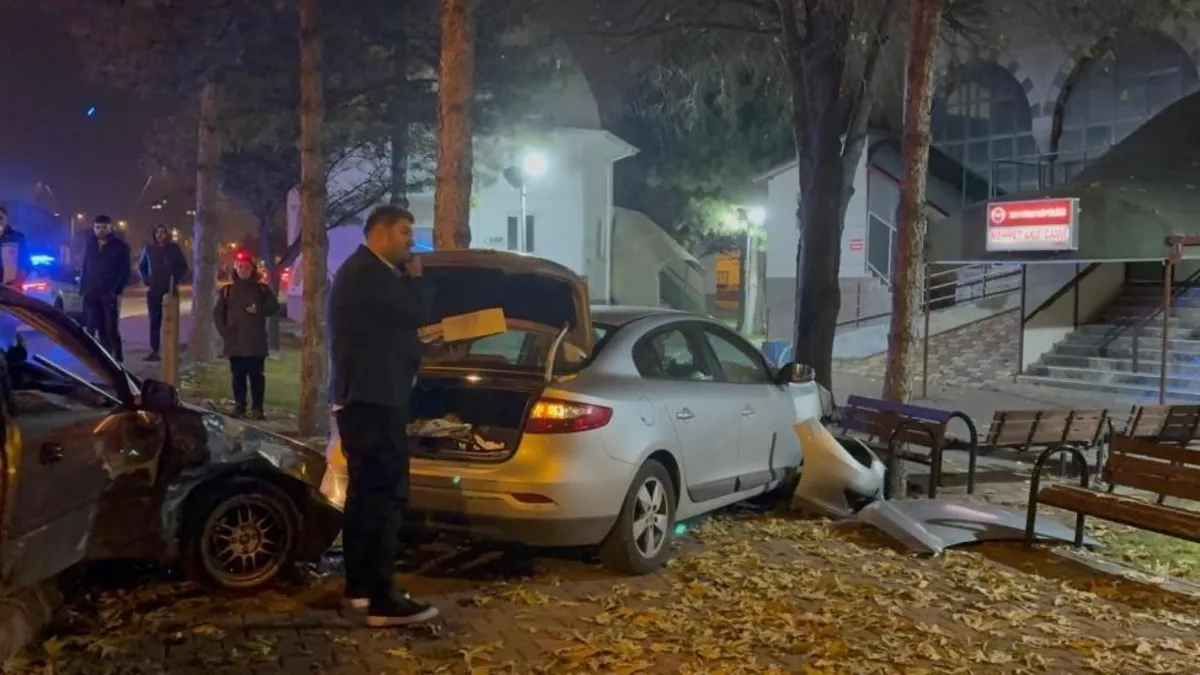 Kayseri'de 2 otomobil çarpıştı: Araçlardan biri cami bahçesine girdi