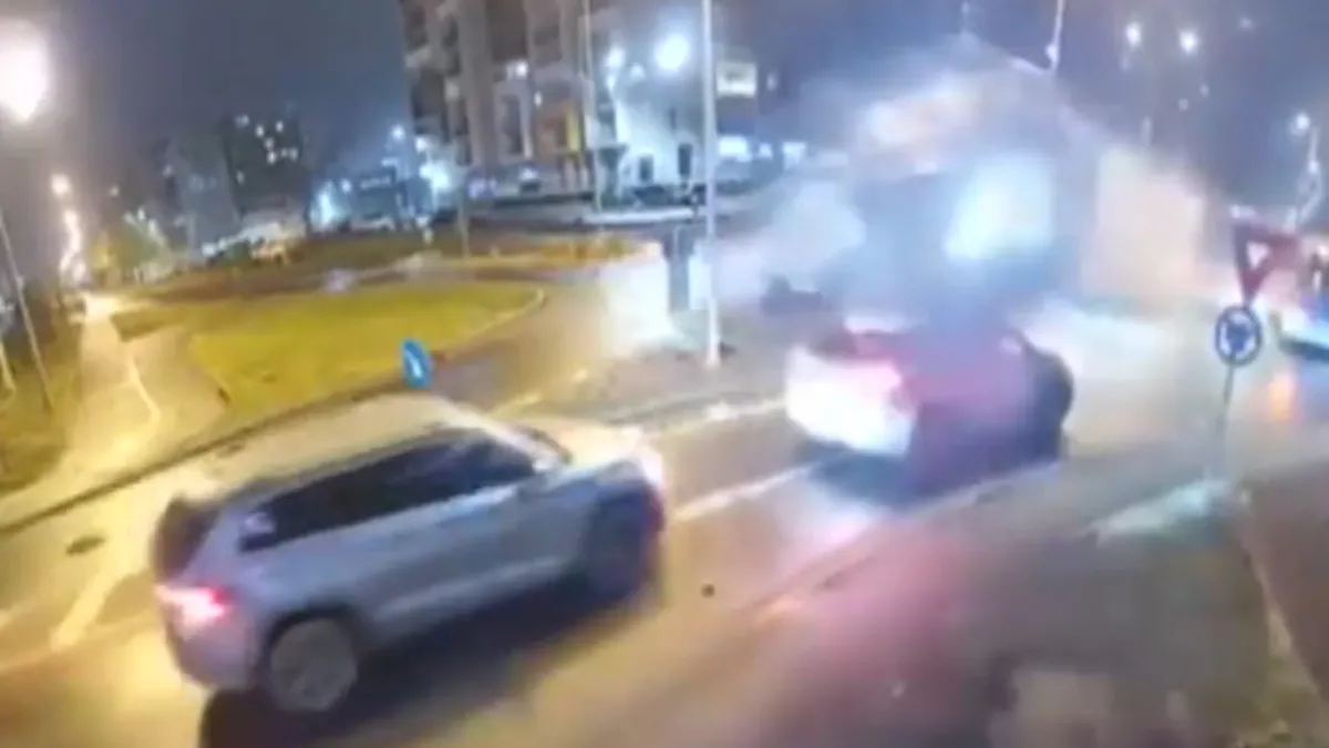 Katliam gibi kaza! İki aracın üzerinden uçtu