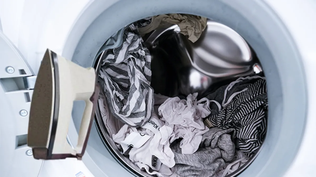 Ütü derdine son verdiren yöntem! Çamaşır makinesine 2 tane atmanız yeterli