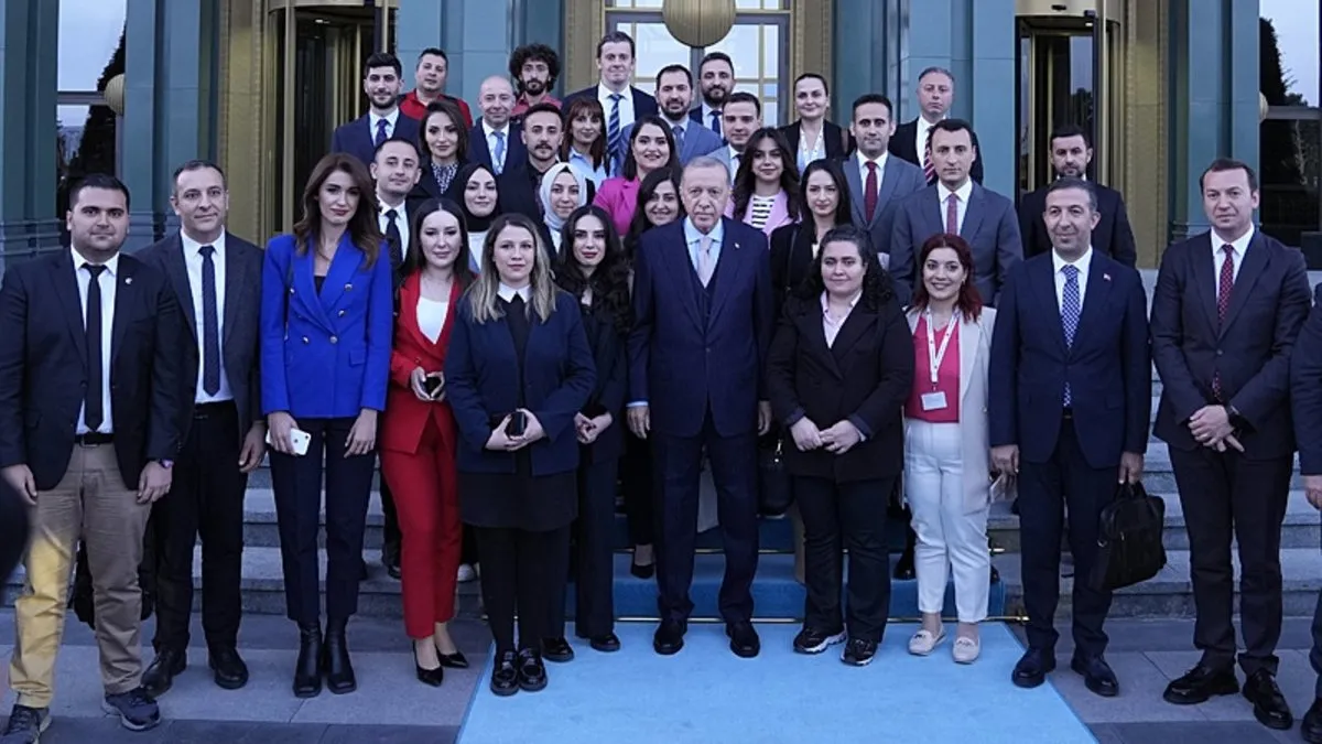 Külliye'de renkli anlar: Başkan Erdoğan gazeteciler ile sohbet edip fotoğraf çektirdi!