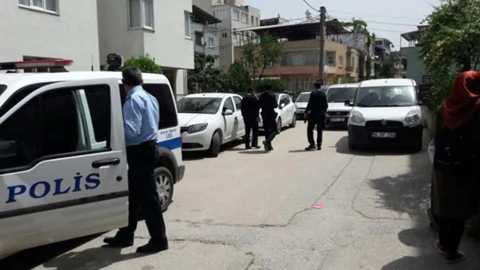 Annesi ve kız kardeşini rehin aldı
