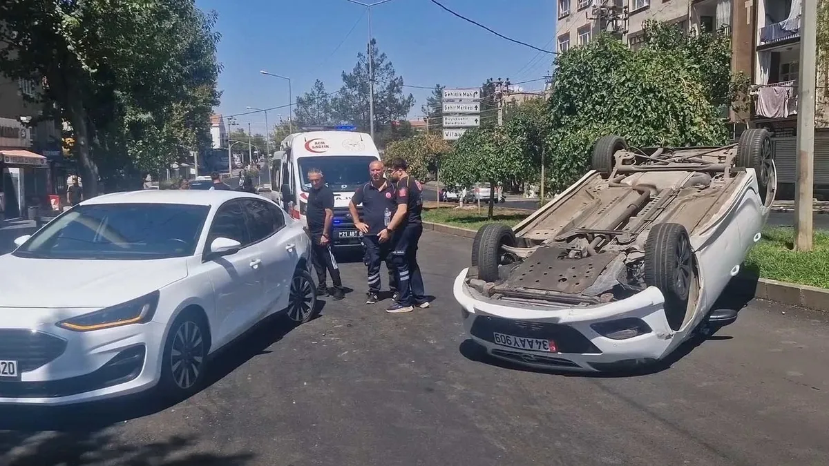 Otomobil takla attı ehliyetsiz sürücü olay yerinden kaçtı