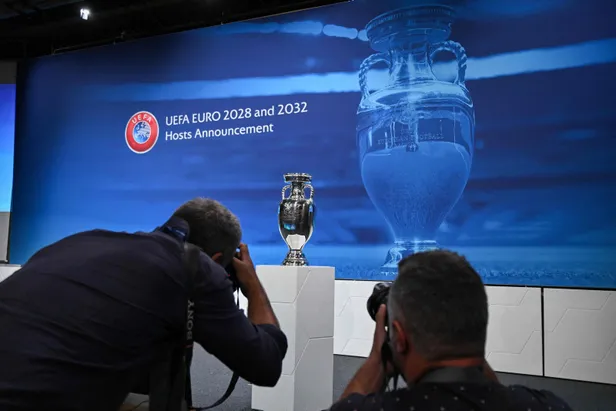 euro-2032-turkiyeden-alindi-mi-alinacak-mi-hakeme-saldiri-olayi-son-dakika-avrupa-sampiyonasi-tehlikeye-mi-gir-1702352610599.jpg EURO 2032 Türkiye'den alındı mı, alınacak mı? Hakeme saldırı olayı son dakika! Avrupa Şampiyonası tehlikeye mi girdi, son durum ne? - 2