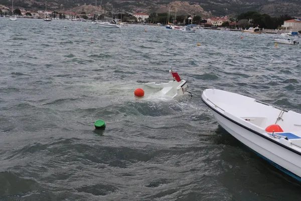 focada-firtina-5-tekne-batti-1608036958232.jpg Foça'da fırtına: 5 tekne battı - 1