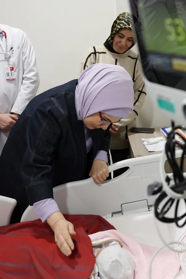 Emine Erdoğan’dan Ankara’ya getirilen depremzede bebeklere ziyaret: Devletimizin emin ellerindeler