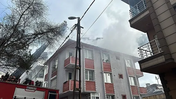 istanbulda-yangin-panigi-alevler-catiyi-sardi-1709034727594.jpeg İstanbul'da yangın paniği! Alevler çatıyı sardı - 1
