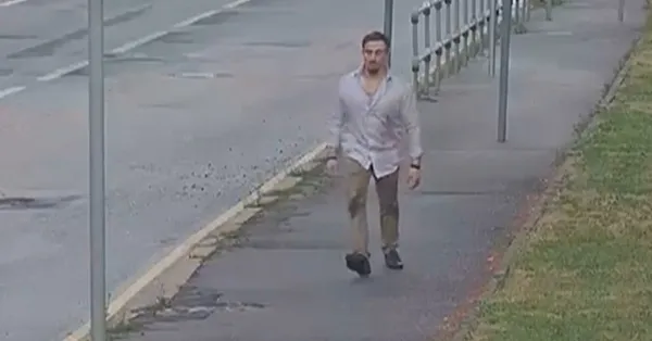 Sarhoş diplomatın elçiliğe geliş anı kamerada! Ayakta duramıyor! Rusya ABD ile sosyal medyadan öyle bir dalga geçti ki...