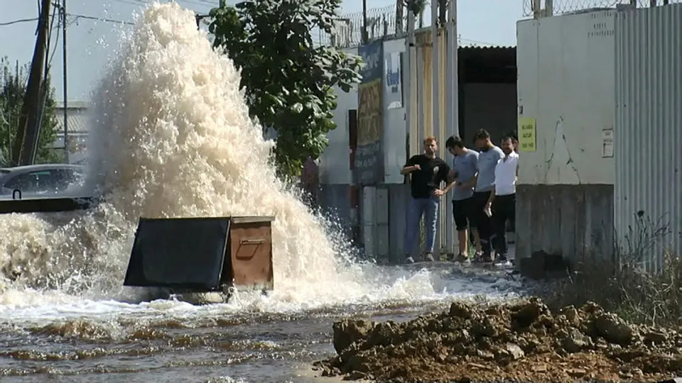 Sancaktepe'de İSKİ boruları patladı! Cadde trafiğe kapandı iş yerini su bastı