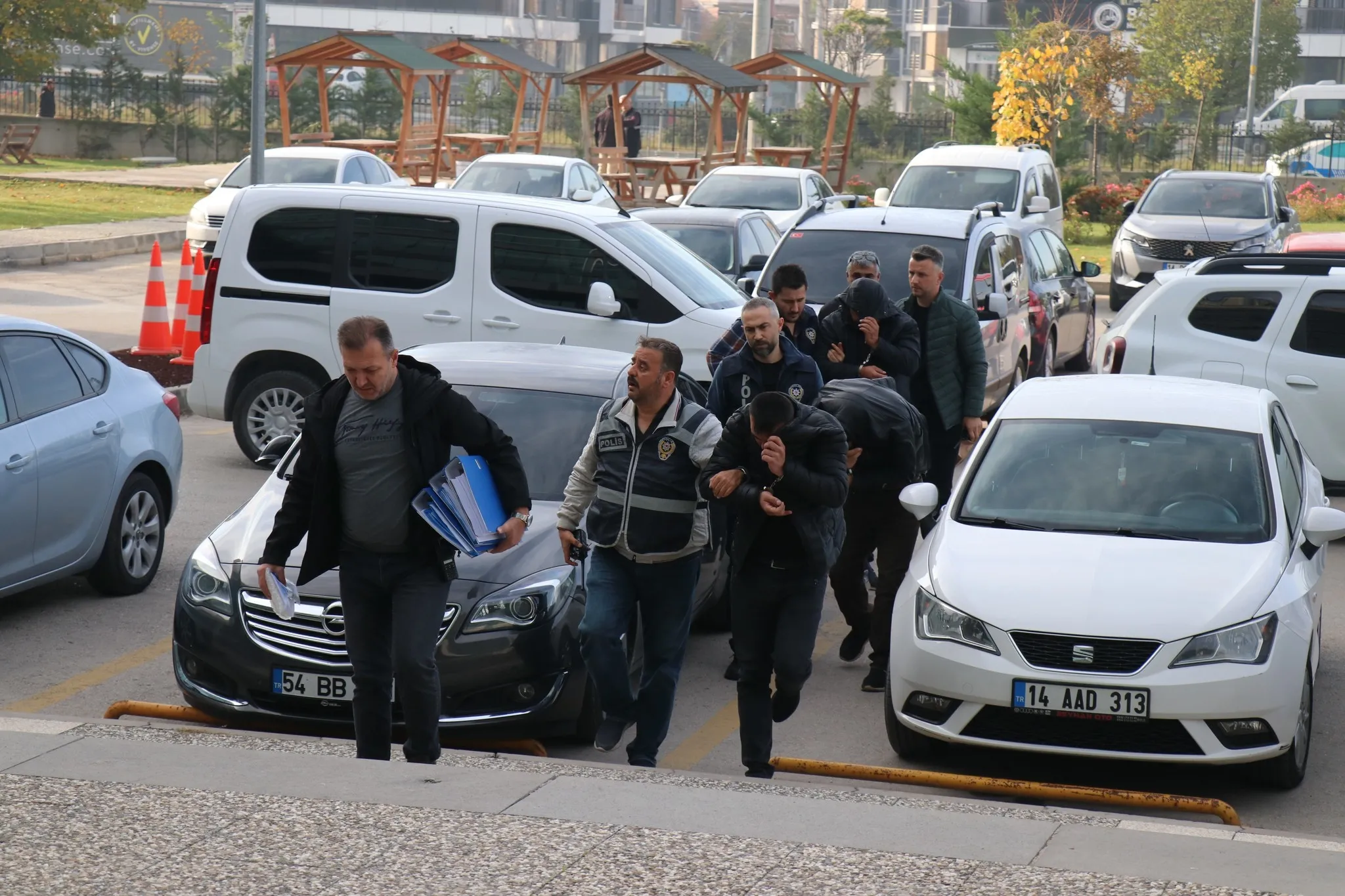 Bolu'da akılalmaz soygun! Girdikleri villalarda yemek pişirip yediler