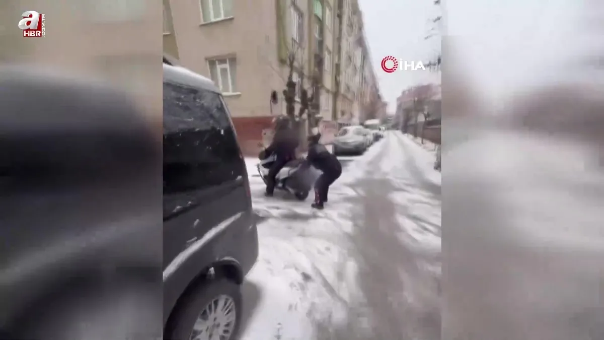 Kurye, buzlu zeminde kayarak eğlendi