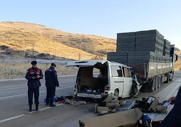 Malatya'da minibüs TIR'a çarptı: 3 ölü