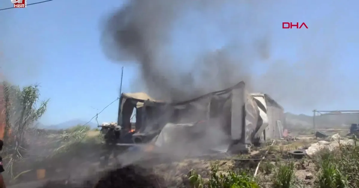 Evindeki yangını gözyaşlarıyla izledi