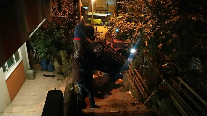 Kocaeli’de korkunç kaza: Fren yerine gaza bastı! Otomobiliyle merdivenlerden yuvarlandı