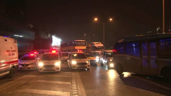 1647468687962.jpg Önce bariyerlere girdi sonra camdan fırlayarak taklalar attı! İstanbul'da gece yarısı feci kaza - 5