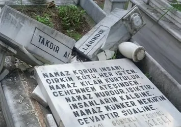Mezarlıklara zarar verip Türk bayraklarını söktü! Sebebi ise herkesi şoke etti