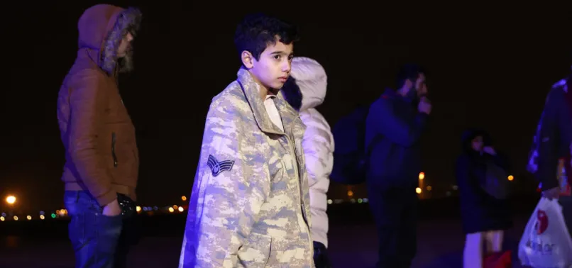 Asker üşüyen çocuğa montunu verdi! Görenlerin yüreklerini ısıtan kare