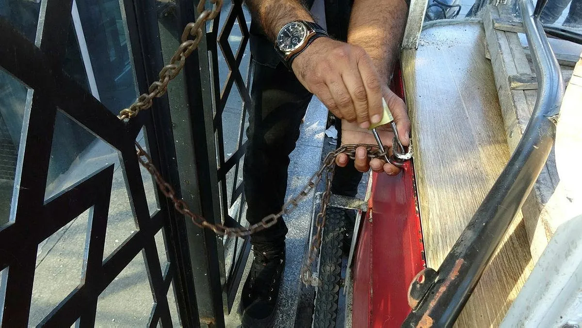 Taksim'de sembol olan simit tezgahları İBB Zabıta ekipleri tarafından kaldırıldı