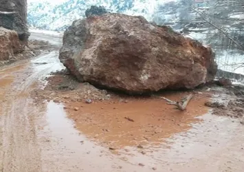 Son dakika: Kar yağışı heyelana neden oldu