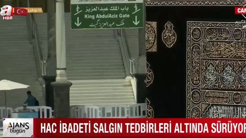 Mekke’de hacı adayları şeytan taşlıyor