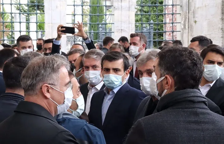 Özdemir Bayraktar son yolculuğuna uğurlandı! Sevenleri Fatih Camii'ne akın etti