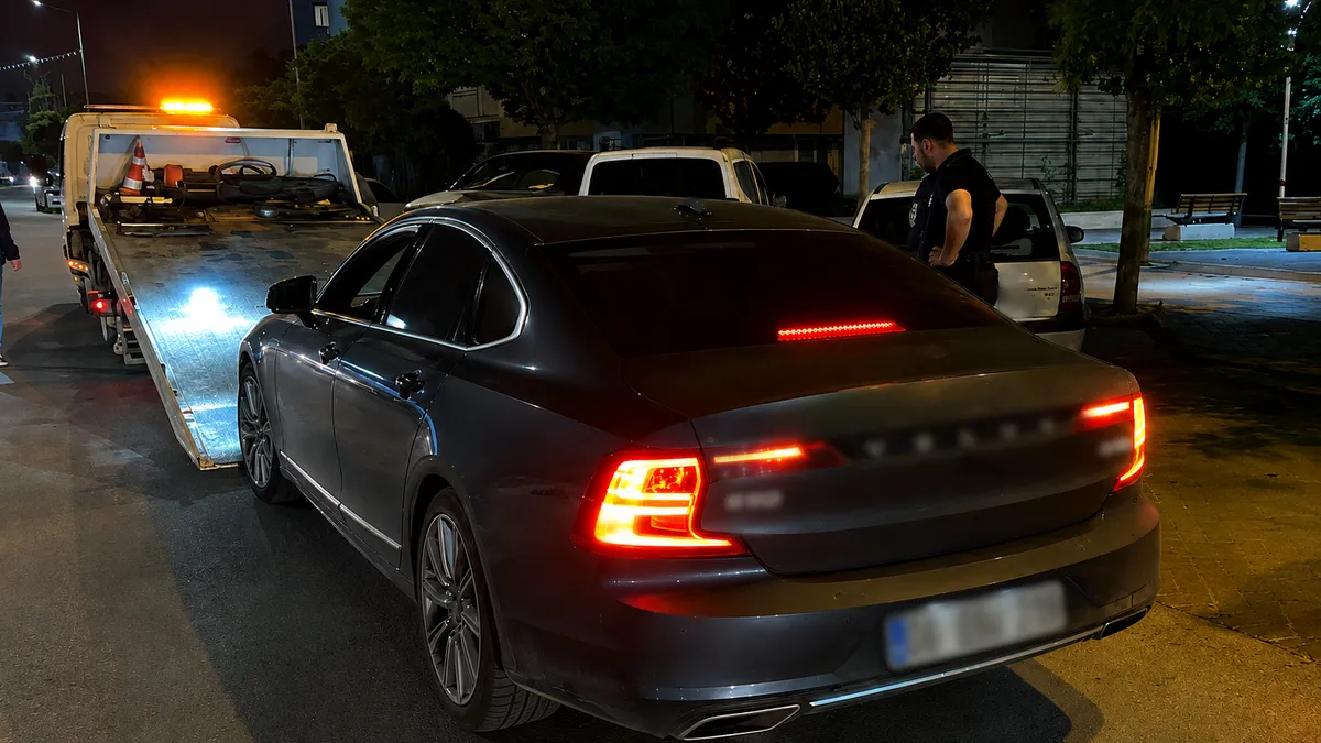 Polisin "dur" ihtarına uymadı, çakarlı araçla kaçtı! Ehliyetsiz sürücüye 786 bin TL ceza