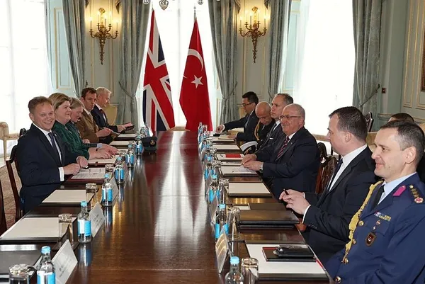 milli-savunma-bakani-guler-ingiltere-savunma-bakani-shapps-ile-bir-araya-geldi-1709047113870.jpeg Milli Savunma Bakanı Güler İngiltere Savunma Bakanı Shapps ile bir araya geldi - 2