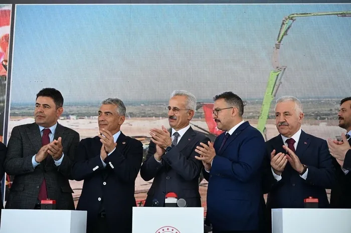 kars-igdir-aralik-dilucu-hatti-temel-atma-toreni-baskan-erdogan-cok-onemli-bir-kalkinma-hamlesidir-1755855764023.jpeg Bakan Abdulkadir Uraloğlu, Kars-Iğdır-Aralık-Dilucu Demiryolu Hattı Temel Atma Töreni'ne katıldı. (A Haber arşiv)