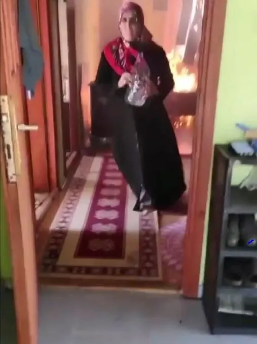 antalyada-evlerinde-yangin-cikan-insanlarin-panik-anlari-kamerada-1635509803327.jpg Antalya’da evlerinde yangın çıkan insanların panik anları kamerada - 1