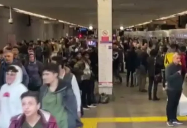 istanbulda-metro-arizasi-yolcular-tahliye-edildi-seferlerde-aksama-yasaniyor-1668866500746.jpg İstanbul’da metro arızası! Yolcular tahliye edildi | Seferlerde aksama yaşanıyor - 1