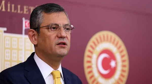 CHP’li Özgür Özel Gülşen’in ’imam hatip’ skandalına ’espri’ dedi