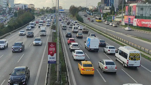 İstanbul’daki trafik çilesine yarım mesai de çare olmadı