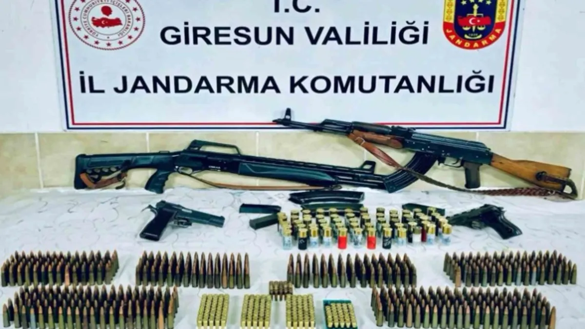 Cephaneliği andıran evde çok sayıda silah ve mühimmat ele geçirildi