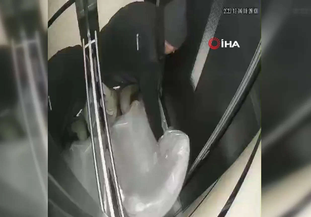 Asansör zemin kata çakıldı! Dehşet anları kamerada