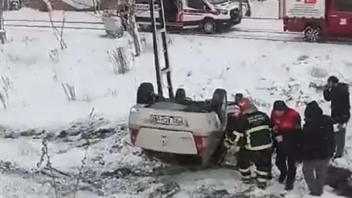 Amasya'da kaza! Otomobil şarampole devrildi: 3 yaralı