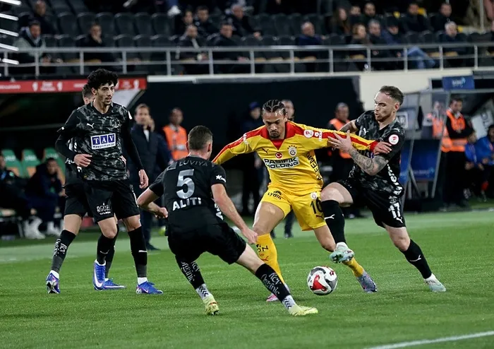 galatasaray-deplasmanda-alanyasporu-maglup-etti-aslan-kupada-ceyrek-finalde-1772567120947.jpeg Galatasaray deplasmanda Alanyaspor'u mağlup etti! Aslan kupada çeyrek finalde - 3