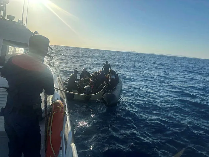 Bodrum açıklarında düzensiz göçmenleri taşıyan lastik bot battı - 2