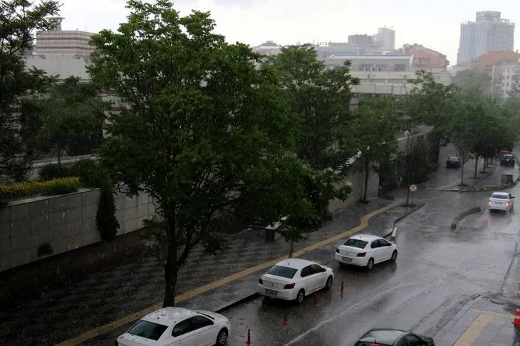 Ankara’da başlayan yağmur vatandaşlara zor anlar yaşattı