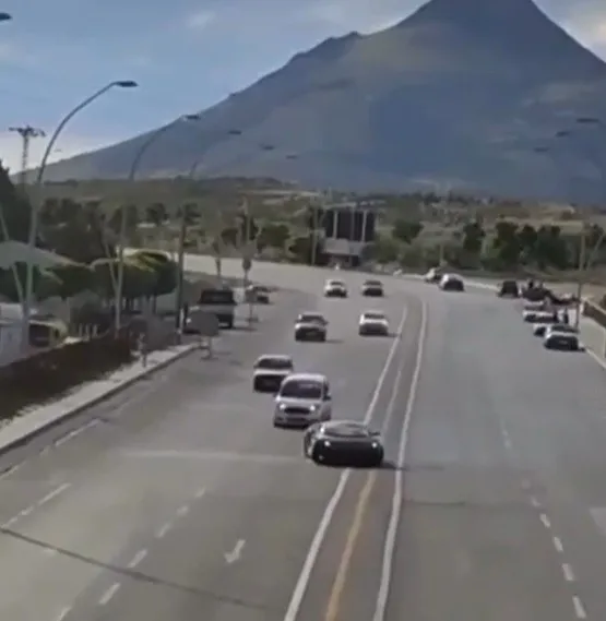 konyada-trafik-magandasi-dehset-sacti-drift-atarak-trafigi-tehlikeye-surukleyen-surucu-yakalandi-1657700646039.jpg Konya’da trafik magandası dehşet saçtı! Drift atarak trafiği tehlikeye sürükleyen sürücü yakalandı - 1