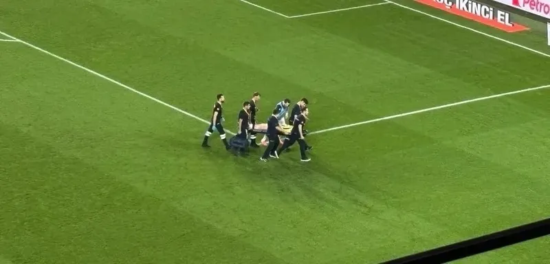 1787429081188.jpeg Fenerbahçe'de yürekler ağza geldi! Kerem Aktürkoğlu sedyeyle çıktı - 1